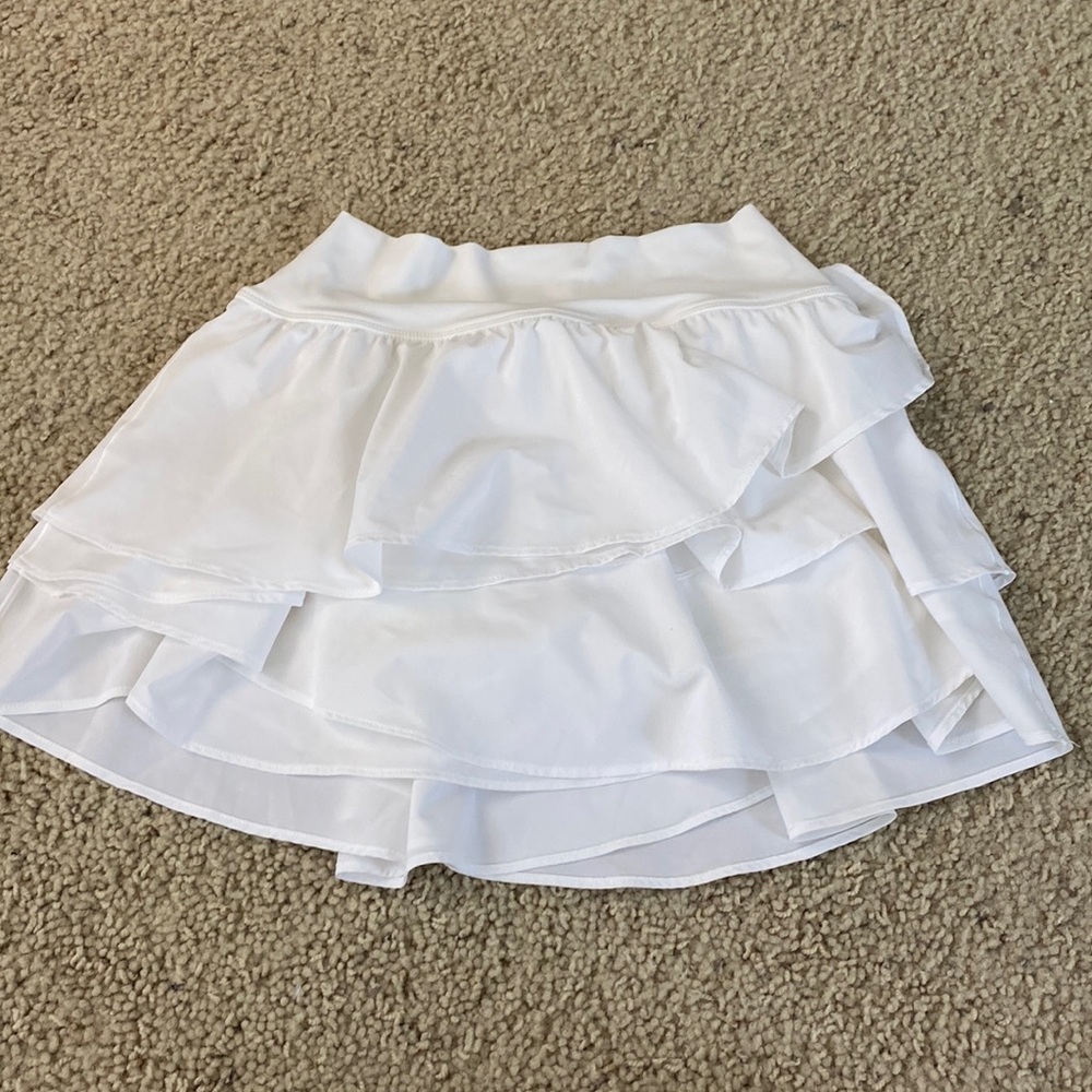 aerie soft and stretchy white ruffled tennis skirt